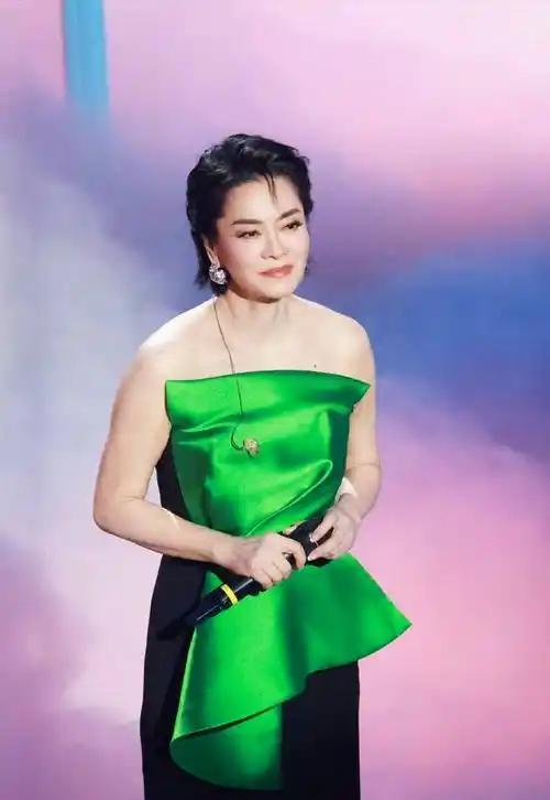 放弃争夺数亿遗产带着女儿远走美国如今才知道她有多明智(图20)