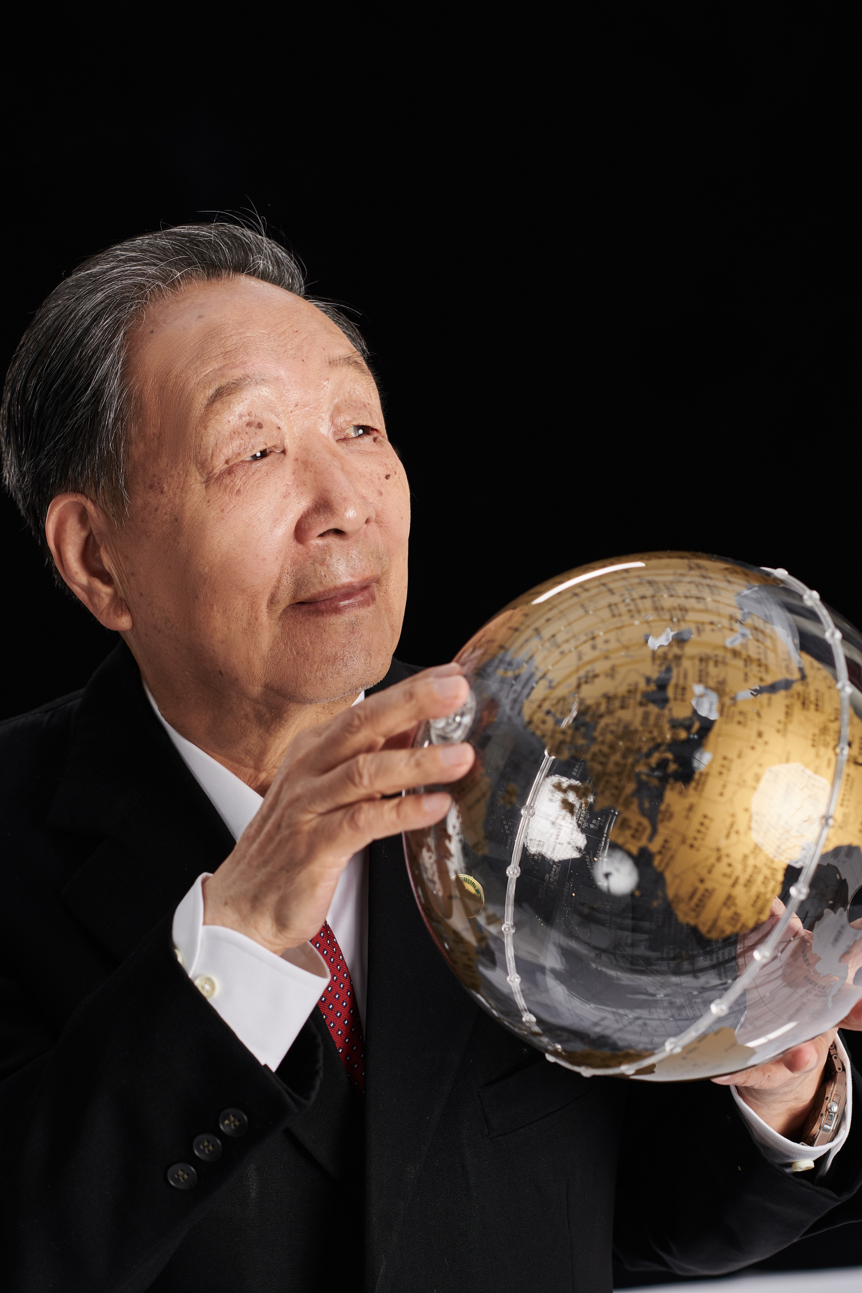 卷天价遗产出逃英国背叛杨振宁戴绿帽翁帆身上的谣言有多离谱(图1)